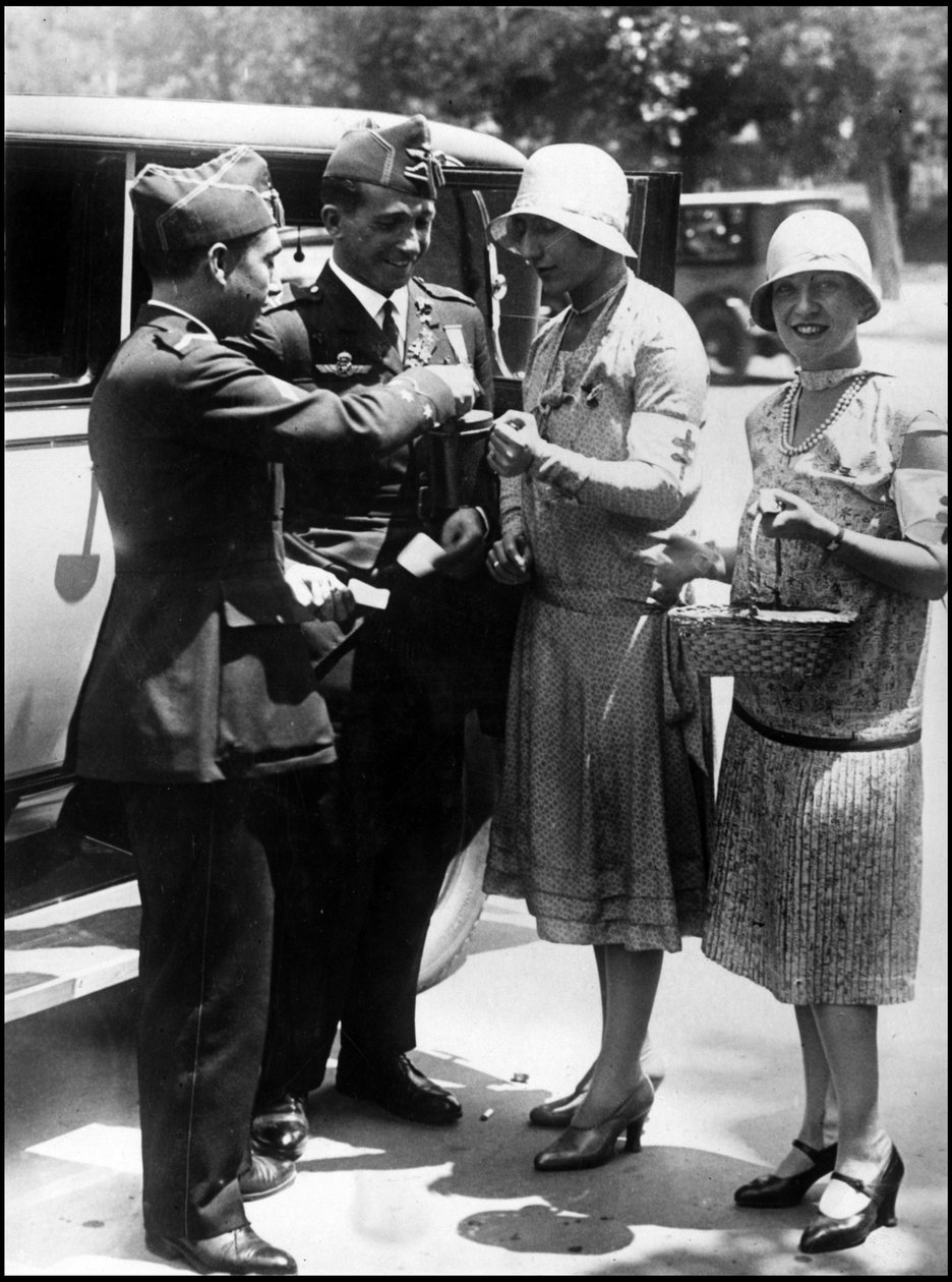 Madrid (Spania) juni 1929: De to spanske pilotene Jimenez og Iglesias som kommer tilbake fra reisen til Sør-Amerika (De krysset Atlanterhavet mellom Sevilla og Brasil i begynnelsen av april) kjøper blomstervignetter til fordel for trengende Madrid av Unbekannt