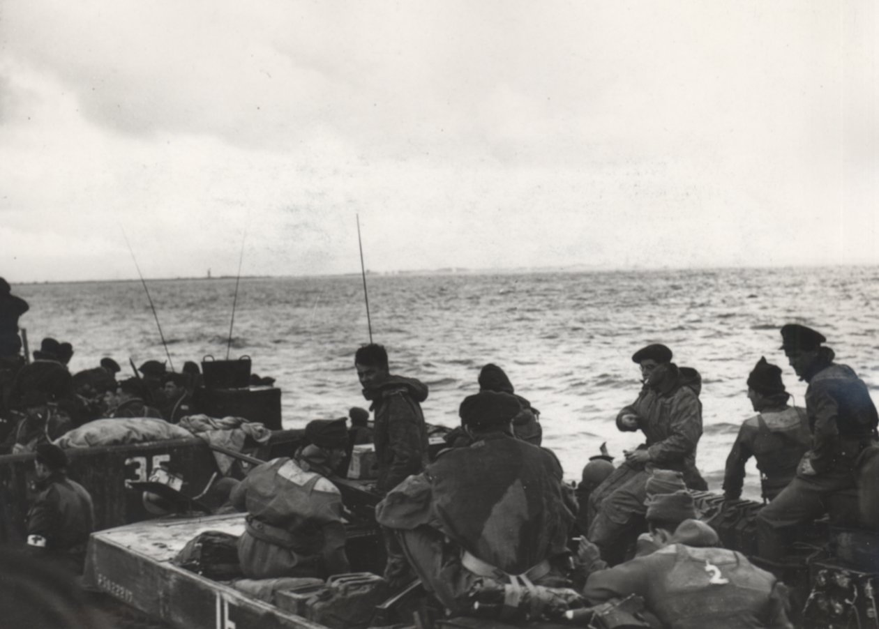 Marinesoldater på 41 (RM) Commando ombord på LCT (Landing Craft Tank) 532, nærmer seg Westkapelle under landingene ved Walcheren, Nederland av Unbekannt