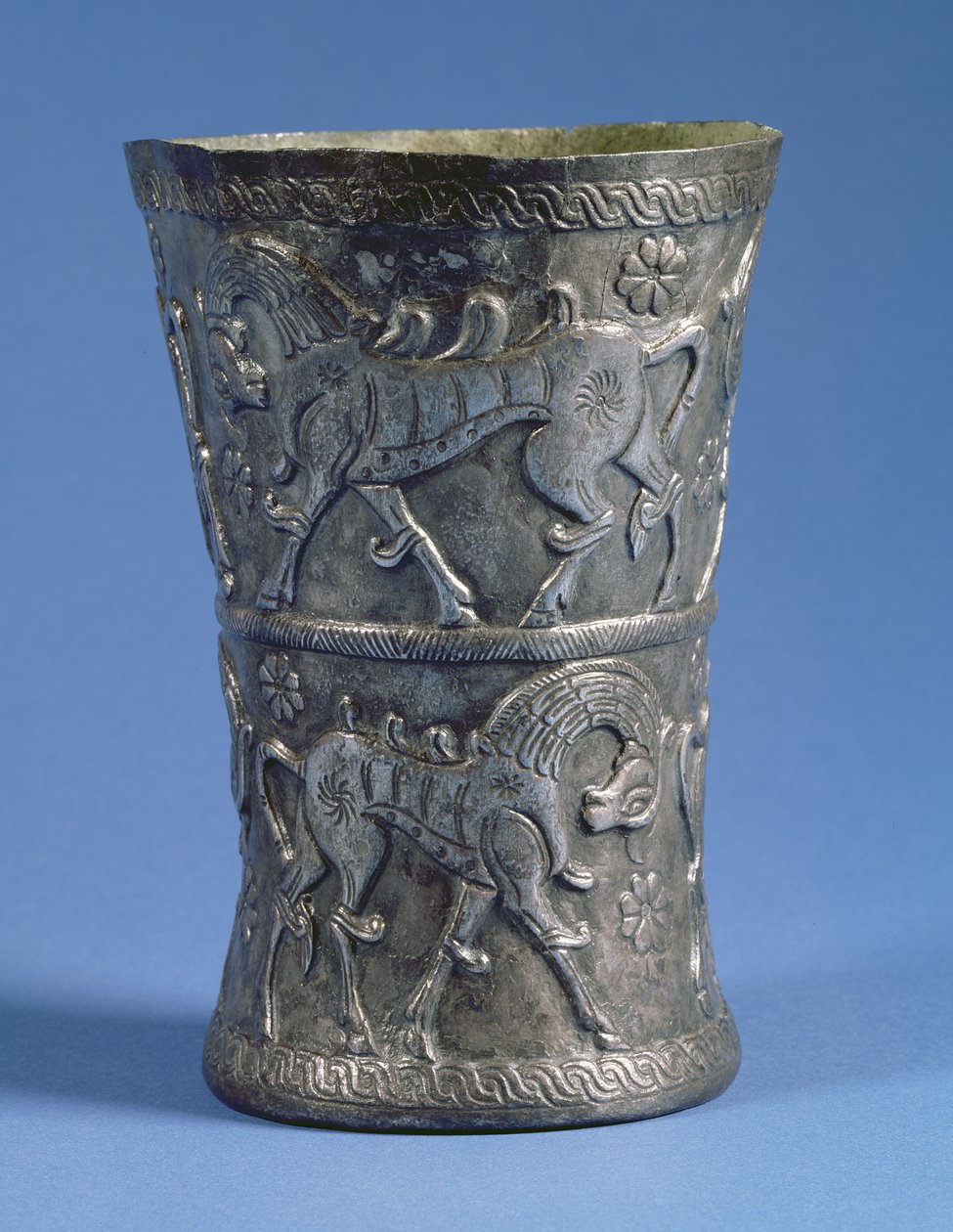 Marlik-beger av midjet sylindrisk form med to dekorative bånd som viser paradehester, ca. 1100 f.Kr. (sølv) av Unbekannt