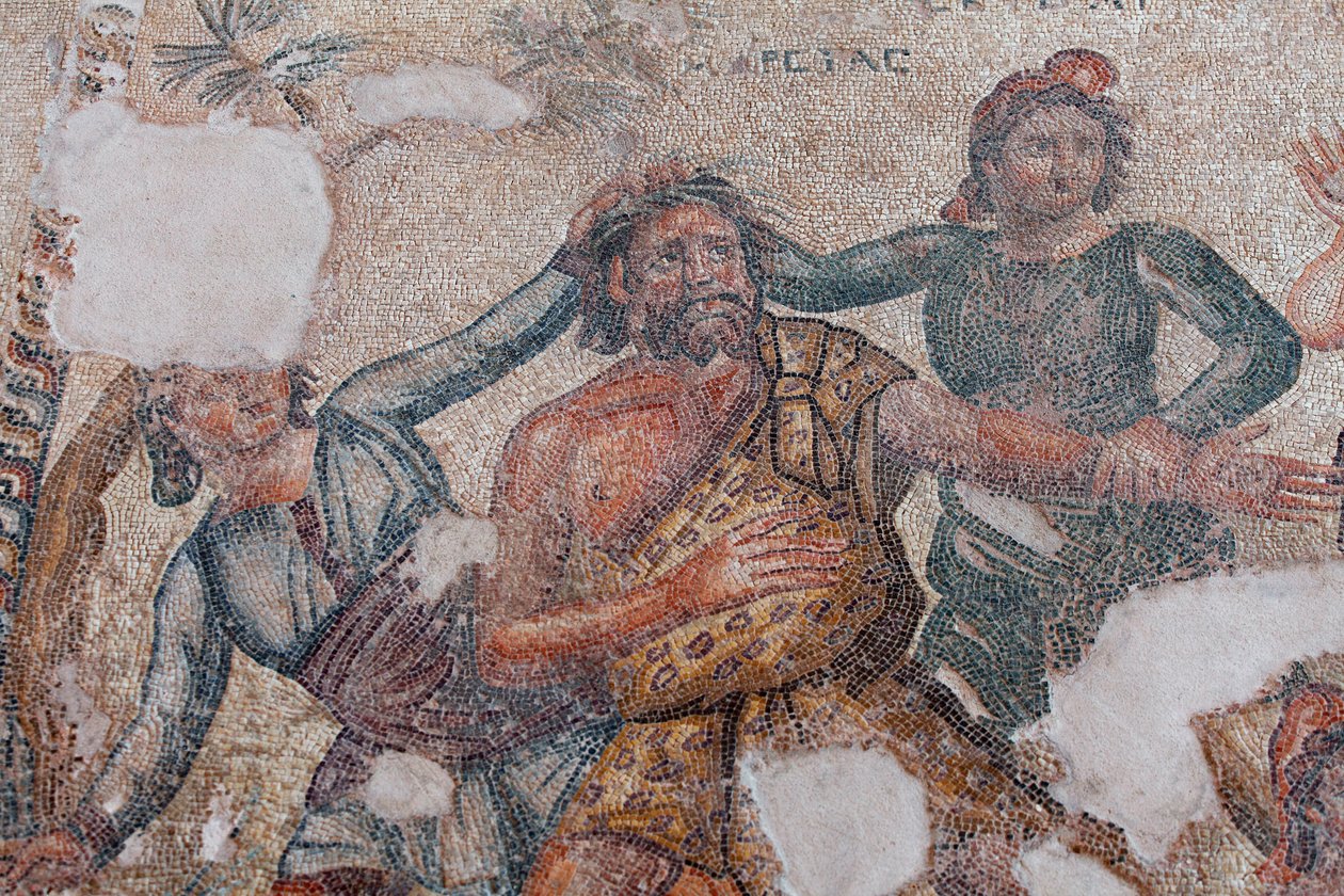 Marsyas og de to skyterne eksekverer Apollos dom og leder ham mot et tre hvor han vil bli flådd levende - Detalj av det siste øyeblikket av den musikalske konkurransen mellom Marsyas og Apollo, kunstens gud - Paphos Mosaics, House of Aion, 3rd Centu av Unbekannt