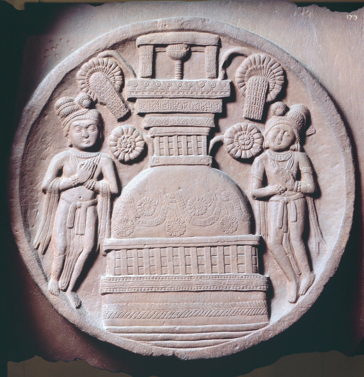 Medaljong med tilbedere, relieff fra Stupa of Bharhut, buddhistisk monument, Madhya Pradesh, India, indisk sivilisasjon, 2. århundre f.Kr. av Nicolas d