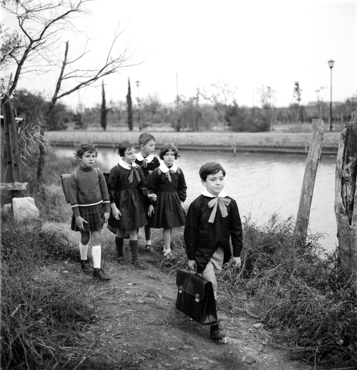 Blandet skole i Venezia, elever bruker bluse. Utgangen av klasser (skolebusissonniere). 1950-tallet av Unbekannt