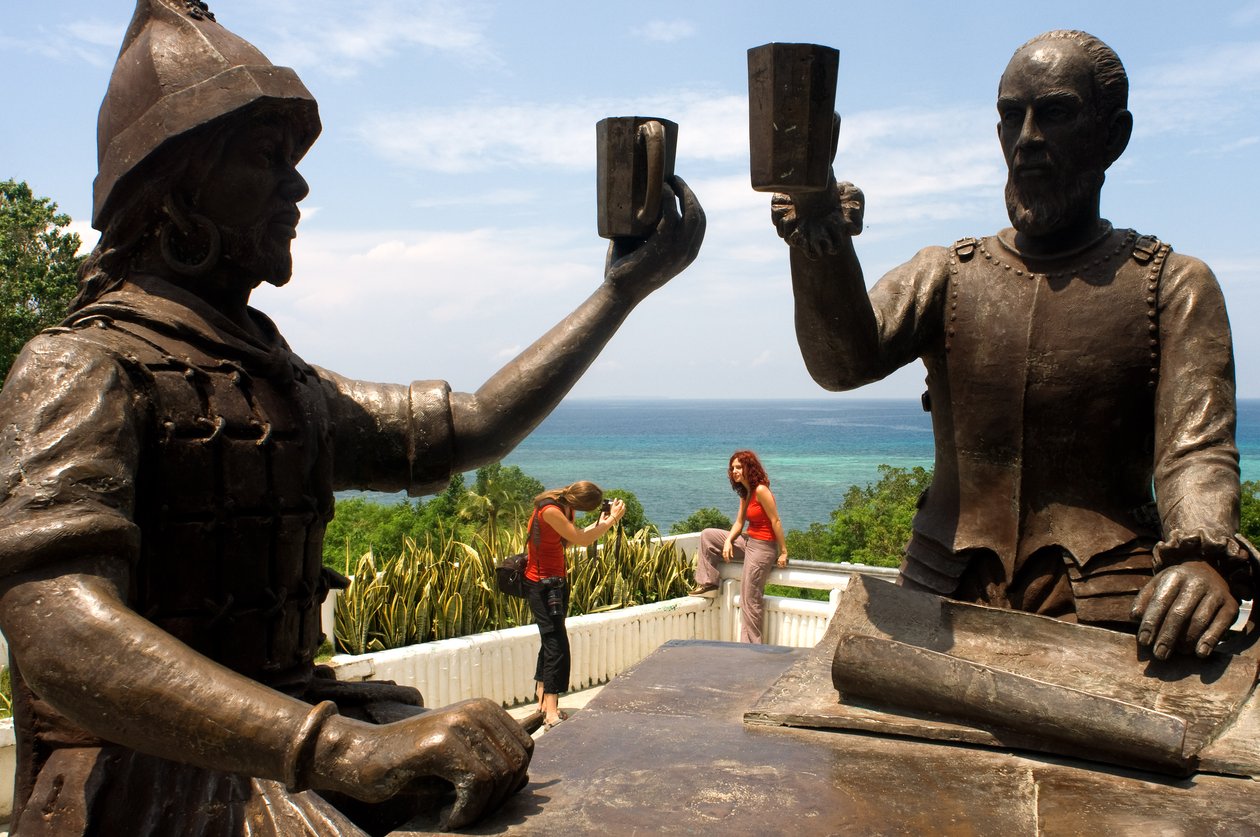 Monument kalt Sanduguan eller blodritual hvor en skål med blod blir arrangert mellom den spanske conquistadoren Miguel LÃ pez de Legazpi og Sikatuna filippineren som formaliserer den første fredsavtalen. Bool, Bohol, 2019 (bilde) av Unbekannt
