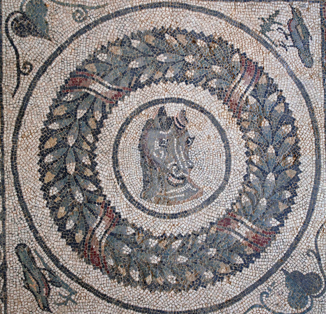 Mosaikk av peristyle. Detalj som representerer et hestehode. 3. - 4. århundre. Roman Villa of the Casale, Sicilia. UNESCO nettsted. av William M. Timlin