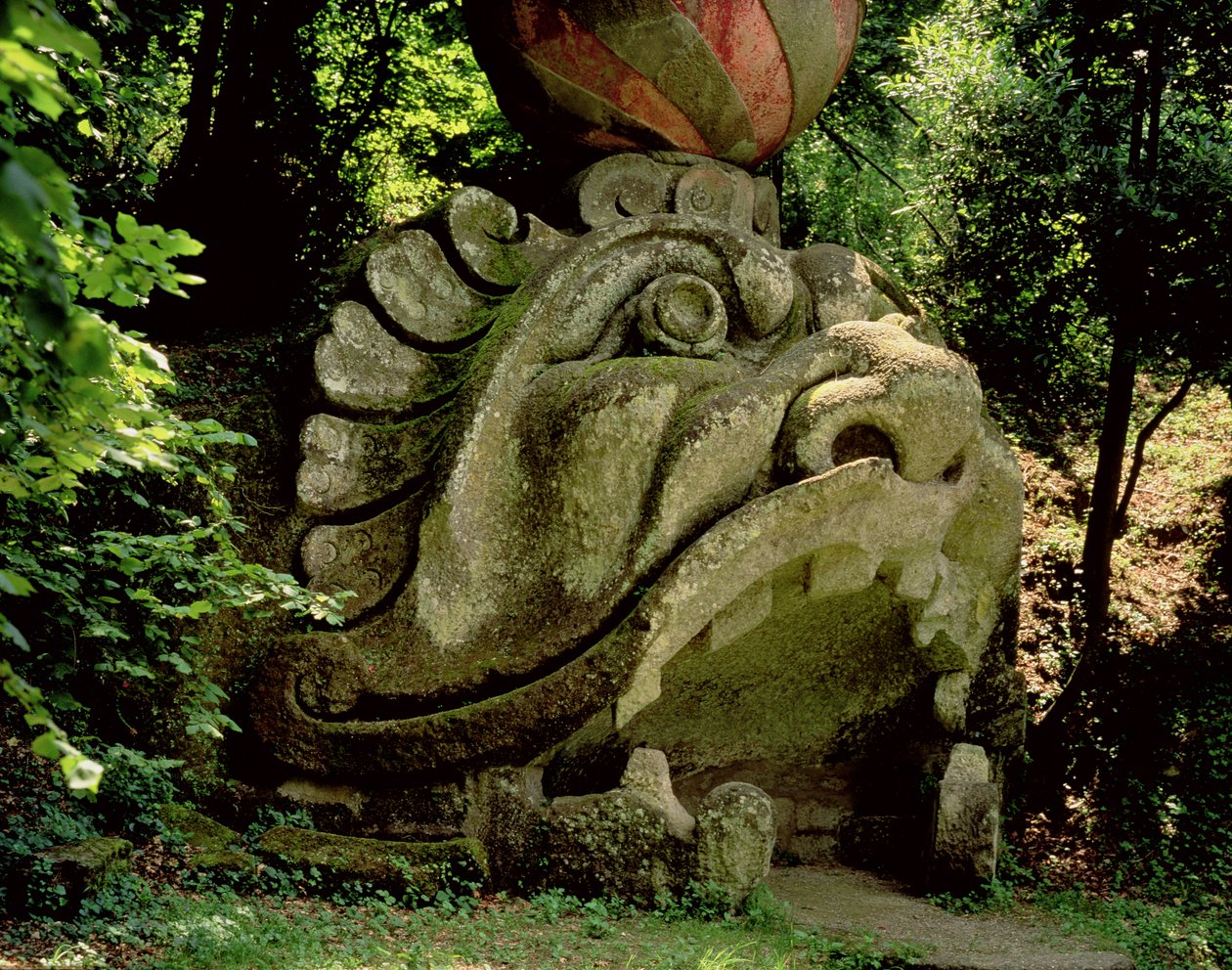 Munnen til en fantastisk hule i form av et monsterhode, fra Parco dei Mostri (monsterparken) hager anlagt mellom 1550-63 av hertugen av Orsini, til design av Giacomo Barozzi da Vignola (stein) (bilde) av Unbekannt
