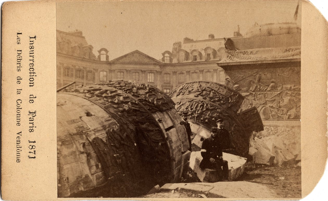 Kommune i Paris (1871): to kommunarder som poserer nær ruskene fra den falne søylen på Place Vendome i Paris. Anonym fotografering. Dim. 10,5x6,4 cm av Unbekannt