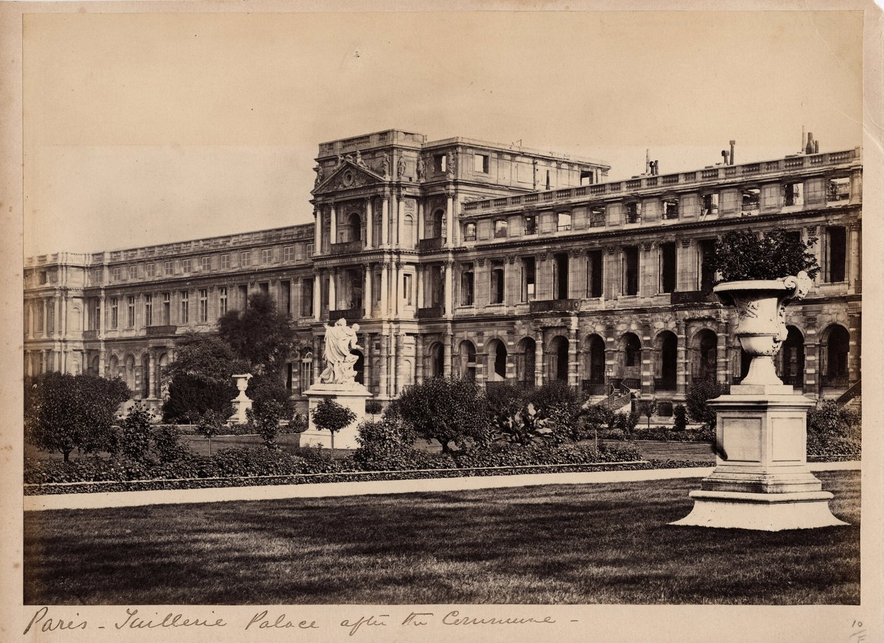 Paris kommune (1871): utsikt over Palais des Tuileries i Paris rundt mai 1871. Anonym fotografering. Trykk på papp, Dim. 29x20 cm av Unbekannt
