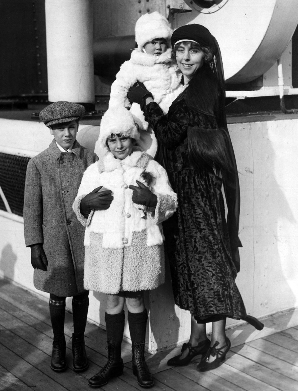New York City (USA), desember 1923: Fotografier av SS Paris, fru Guinevere Sinclair Gould (enke etter finansmannen George J. Gould I) og hennes tre barn (George J. Gould Jr, Jane S. Gould og Guinevere S. Gould) under ombordstigning til Europa. Fru Guineve av Unbekannt