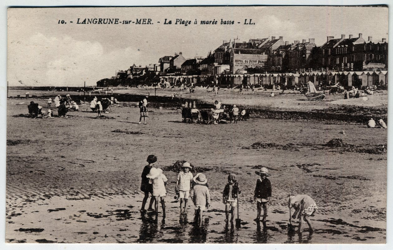 Normandie, Calvados (14), Langrune sur Mer (Langrune-sur-Mer): en gruppe barn som leker på stranden ved mareee lav Postkort sent på 1800-tallet - begynnelsen av 1900-tallet av William M. Timlin