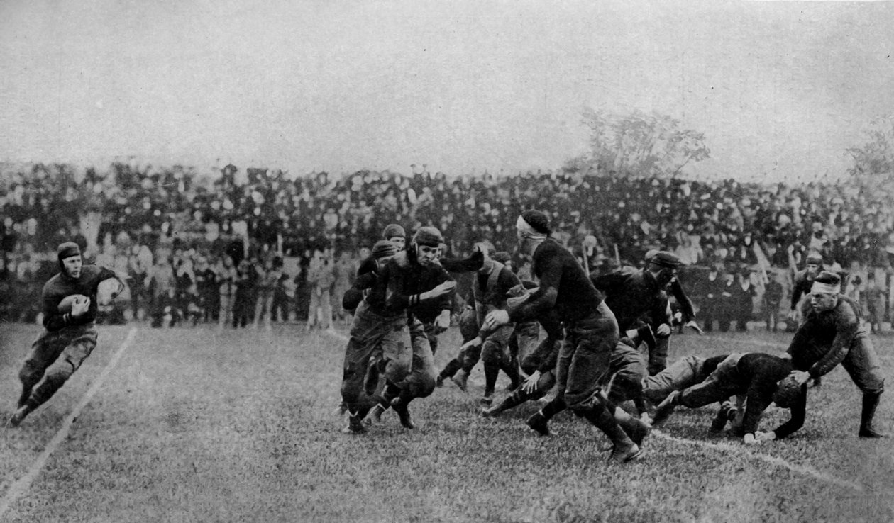 Nord Amerika. Midtbanespill på en amerikansk fotballkamp. 1920 av Unbekannt