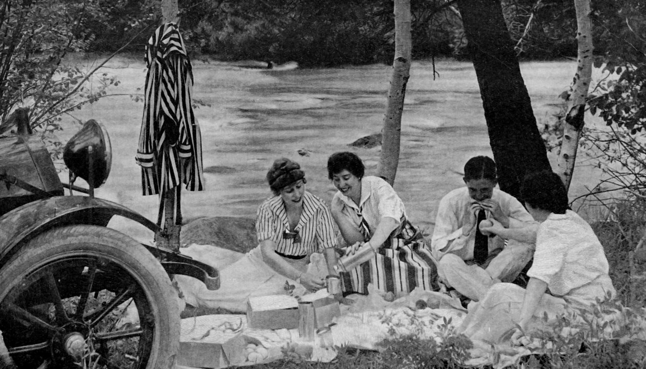 Nord Amerika. Piknikfest angriper lunsjkurven under en motortur til Ozark-fjellene. 1920 av Unbekannt