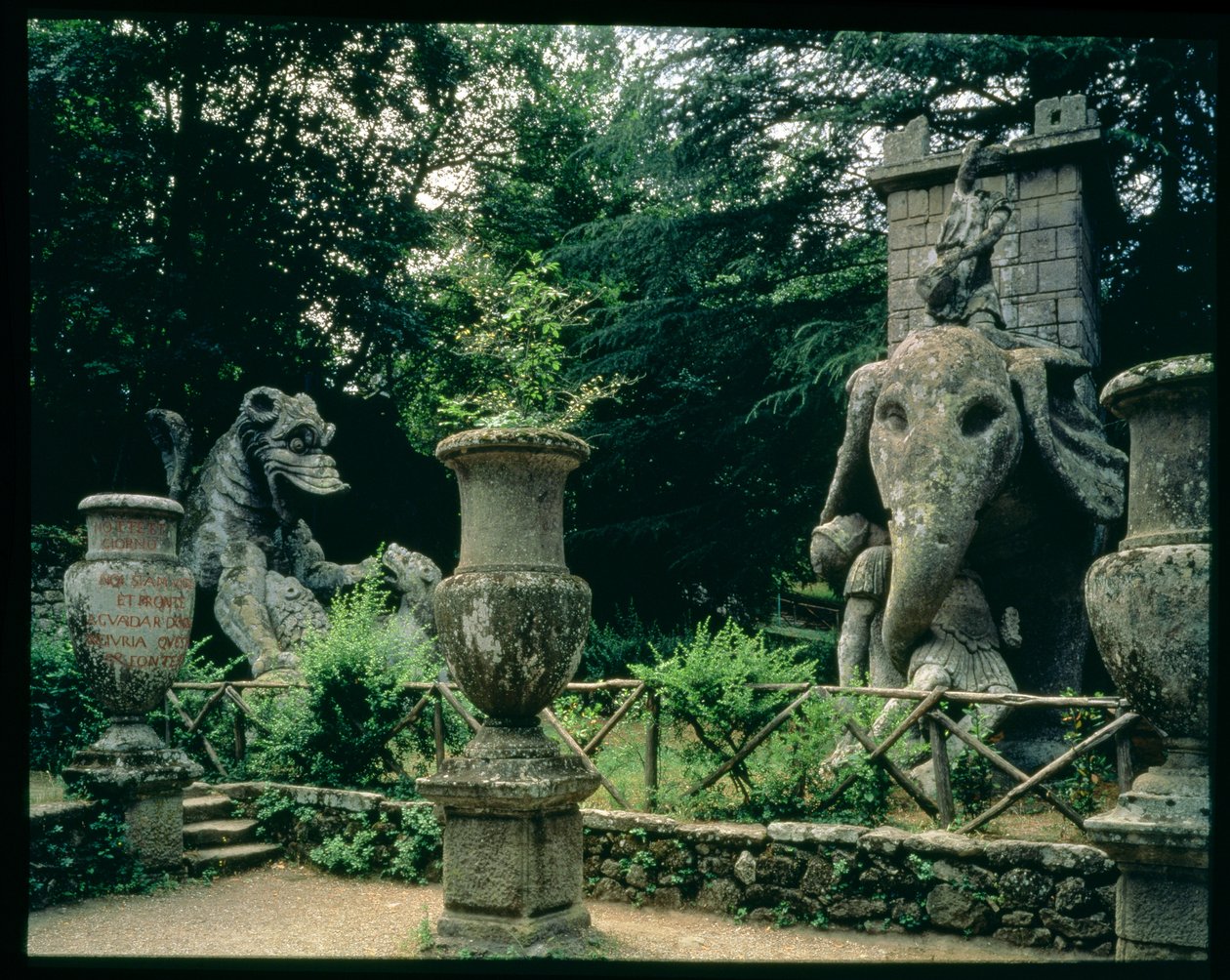 En av Hannibals elefanter og en drage som kjemper med en løve, skulpturer fra Parco dei Mostri (monsterparken) hager anlagt mellom 1550-63 av hertugen av Orsini, etter design av Giacomo Barozzi da Vignola (1507-73) (stein) (bilde) (for detaljer se 6 av Unbekannt