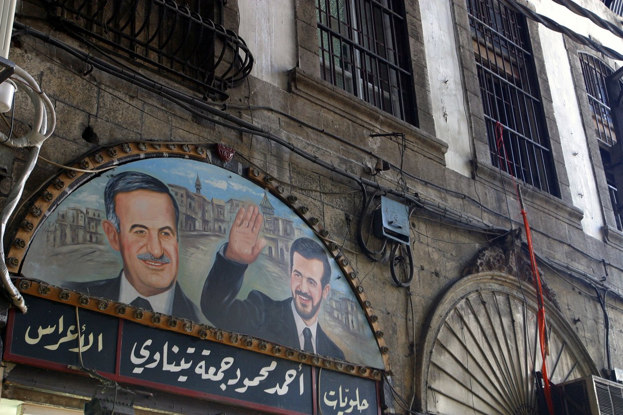 Maleri av president Assad og hans sønn Bassel over souken i Damaskus, Syria. av Unbekannt