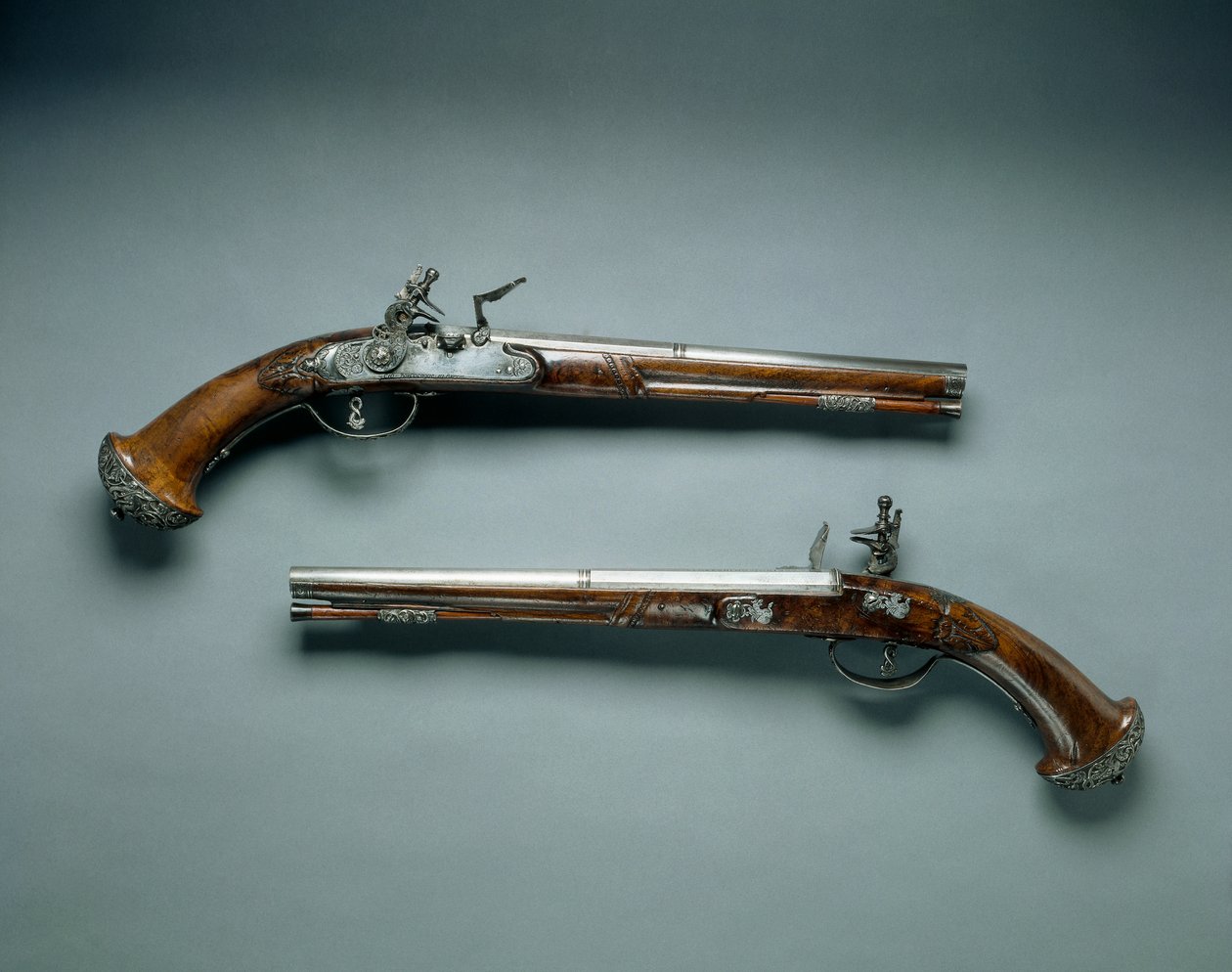 Et par Flintlock Pistols, tønneprodusent Lazarino Cominazzo, låsemaker Gio Borgognone, ca. 1690-1700 av Unbekannt