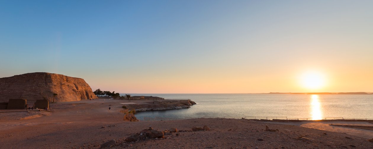 Panoramautsikt over det lille tempelet Nefertari, Abu Simbel, Egypt av Unbekannter Künstler