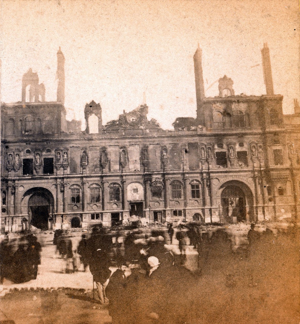 Paris Commune (1871): utsikt over Hotel de Ville etter brannen i mai 1871. Anonym fotografering. Trykk på papp Dim. 8,5x8 cm av Unbekannt
