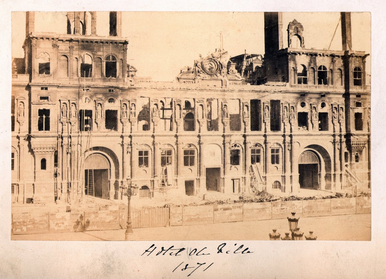 Paris Commune (1871): utsikt over Hotel de Ville etter brannen i mai 1871. Anonym fotografering. Trykk på papp Dim. 15x10 cm av Unbekannt