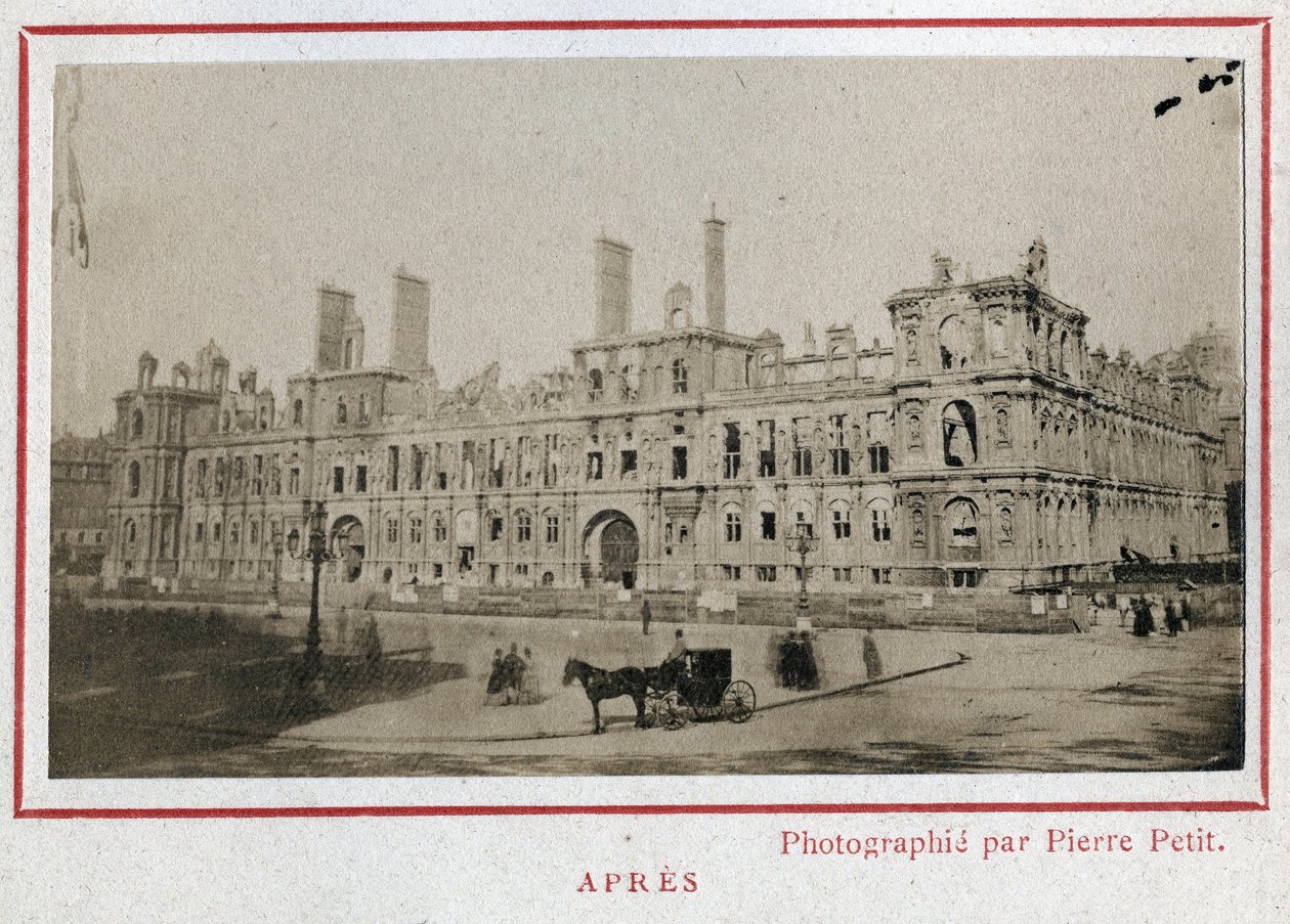 Paris Commune (1871): utsikt over Hotel de Ville i Paris etter brannen i mai 1871. Fotografi av Pierre Pepetit. Trykk på papp, Dim. 9x5,4 cm av Unbekannt
