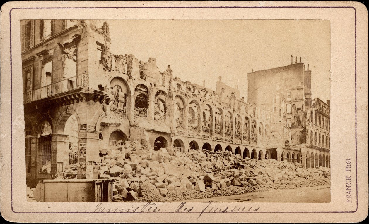 Paris Commune (1871): utsikt over finansdepartementet i ruiner i mai 1871. Franck-fotografering. Dim. 10,3X6,9 cm av Unbekannt