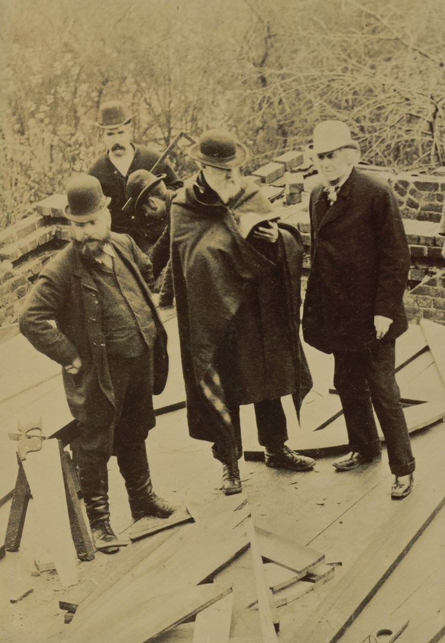 Philip Webb (1831-1915) Under byggingen av det røde huset, bygget for William Morris (s/hv-bilde) av Unbekannt