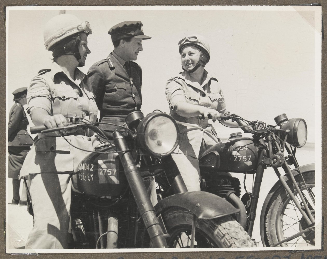 Fotografi fra et album som inneholder 65 fotografier relatert til Auxiliary Territorial Service og britiske styrker i Midtøsten av Unbekannt