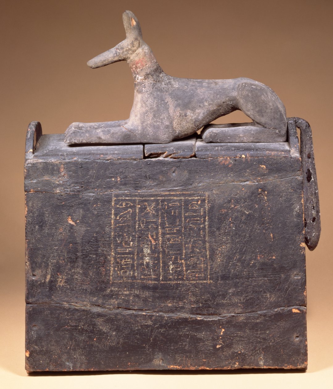 Plyonformet shabti-boks med en inskripsjon og en statue av Anubis som en sjakal (av senere dato) på lokket, egyptisk, fra Theben, tidlig 22. dynasti, ca. 900 f.Kr. (svartmalt tre) av Unbekannt