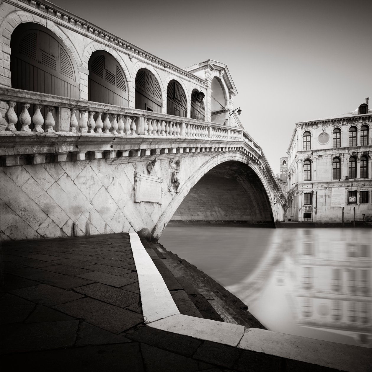 Rialtobroen - Studie 3 Venezia, Italia, 2013 (s/hvitt-bilde) av Leopold Blonder