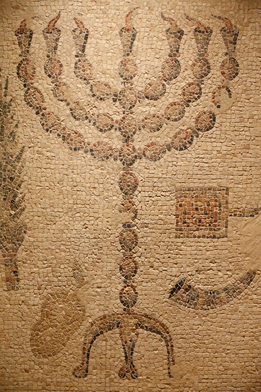 Del av en synagoges mosaikkgulv (replika) - original: Beth Alpha Synagogue, Israel - 600-tallet e.Kr. - Menorah - Det jødiske museet New York, New York, USA av Unbekannt