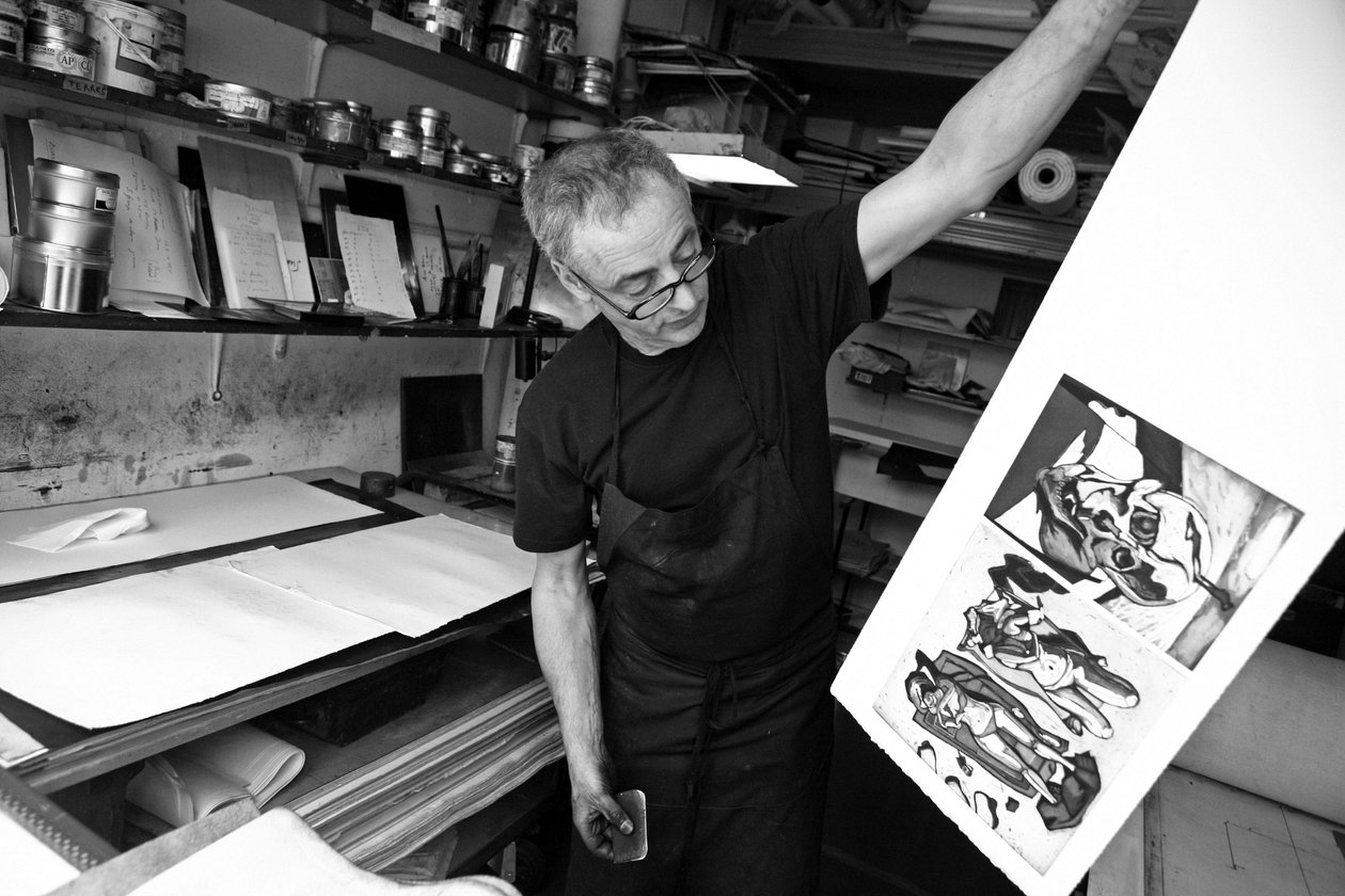 Portrett av Olaf Idalie, trimmer, i graveringsverkstedet hans i Paris i 2008. av Unbekannt