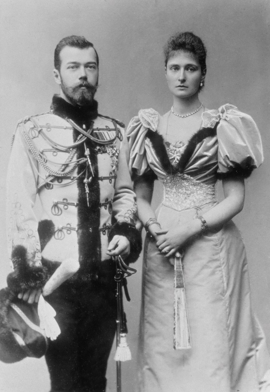 Portrettfotografi av tsar Nicholas II (1868-1918) og prinsesse Alix av Hessen (1872-1918) ca. 1894 (s/hvitt-foto) av Unbekannt