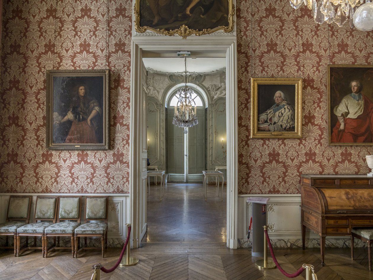 Portretter av menn inkludert det av Armand Gaston de Rohan (1674-1749), i kardinaldrakt, maleri av Hyacinthe Rigaud (1659-1743). Stort kabinett til prinsen, arkitekten Germain Boffrand (1667-1754). Hotel de Soubise, Paris av Unbekannt