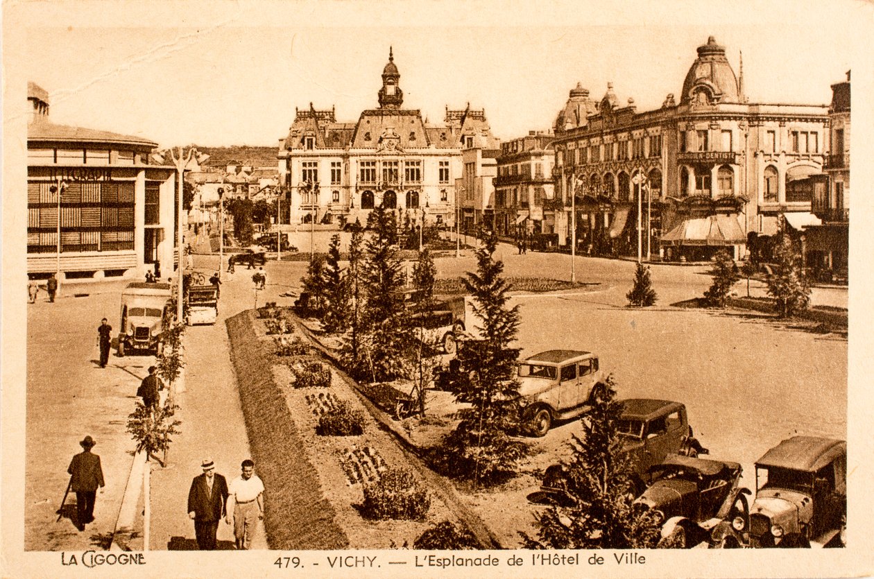 Postkort/The Esplanade of the Council Hall/Vichy/Allier/Auvergne/Frankrike av William M. Timlin