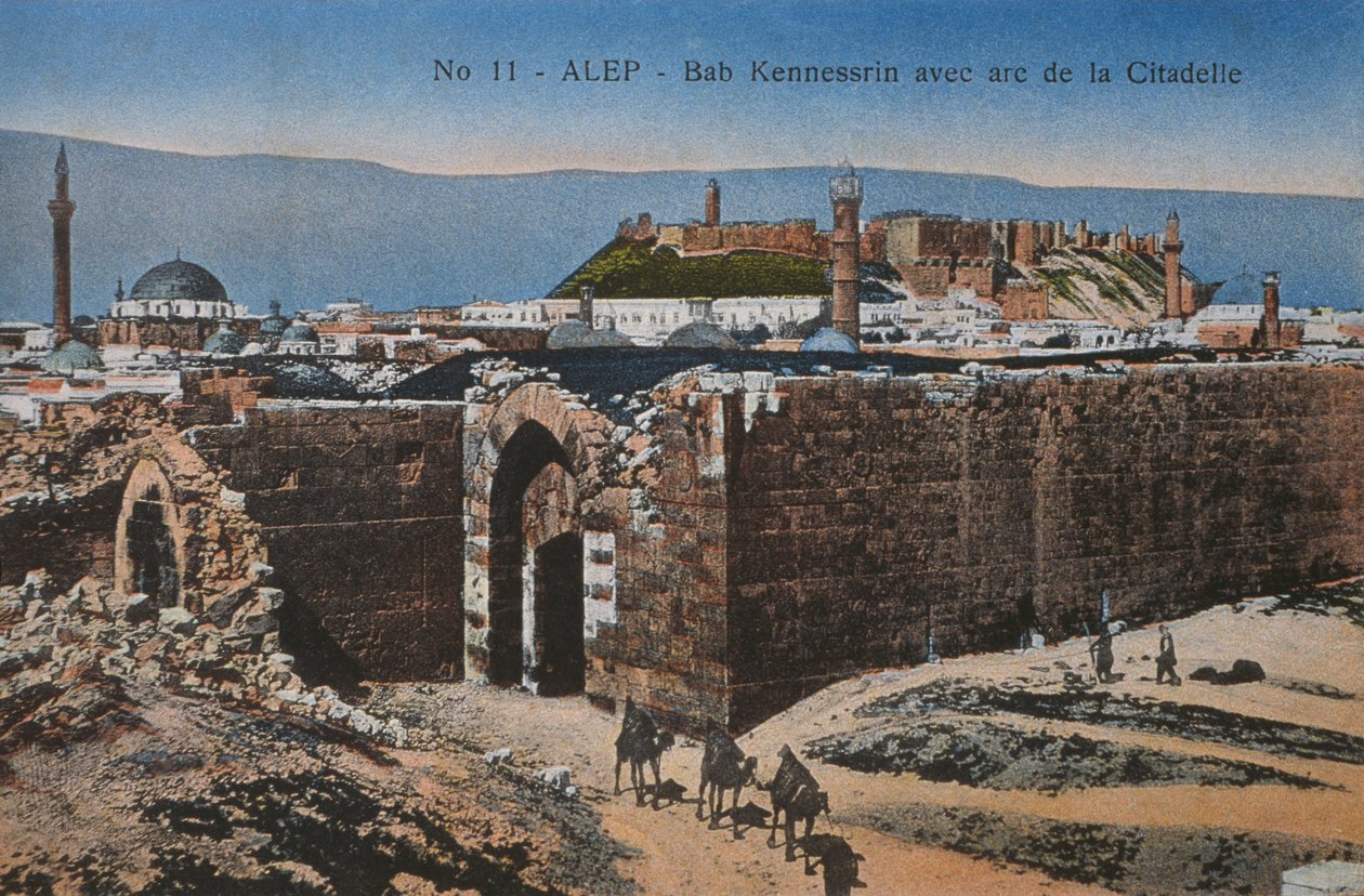 Postkort som viser Bab Quinnasrin og citadellet i Aleppo, ca. 1920 (fotolito i farger) av Unbekannt