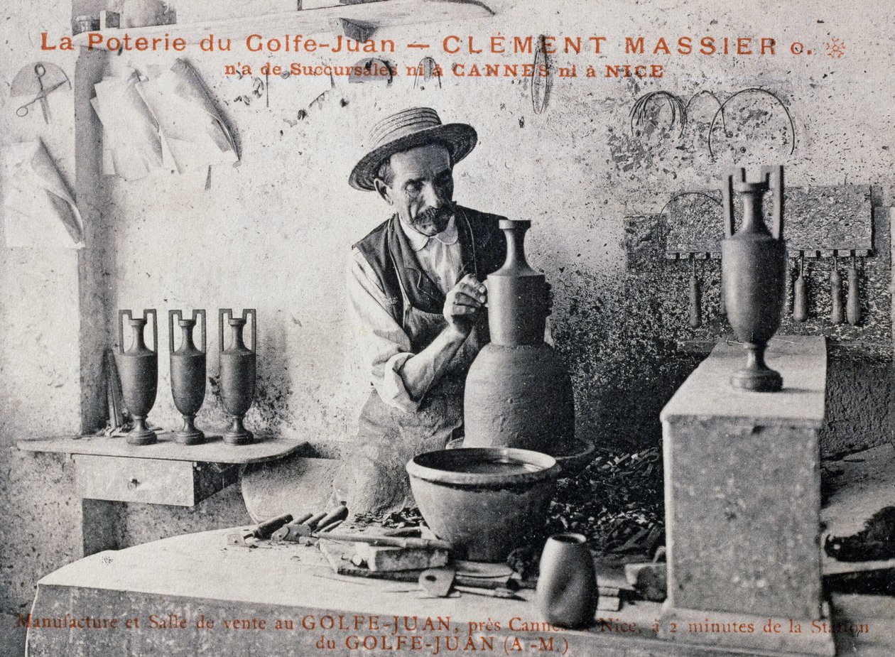 Postkort med Clement Massier (1844-1917), pottemaker av Poterie de Golf-Juan på jobb i studioet hans, Frankrike, 1900-tallet av William M. Timlin