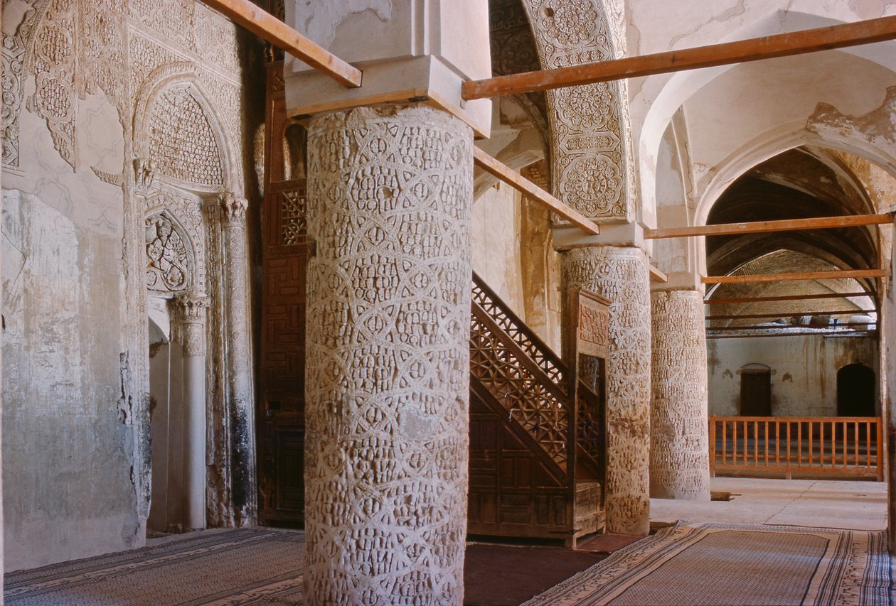 Bønnesal med søyler og mihrab (bønnenisje), sannsynligvis bygget på 1000-tallet (bilde) av Unbekannt