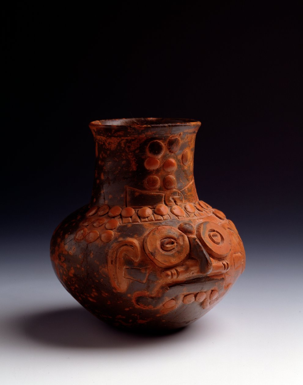 Precolombiansk kunst, Maya-sivilisasjonen, innledende postklassisk periode: leirkrukke som representerer guden Tlaloc. Fra Asuncion Mita Jutiapa, Guatemala. Sol. h. 14 x diam. 7,6 cm Guatemala, Museo Nazionale di Archeologia e Etnologia - førkolumbiansk ku av Unbekannt