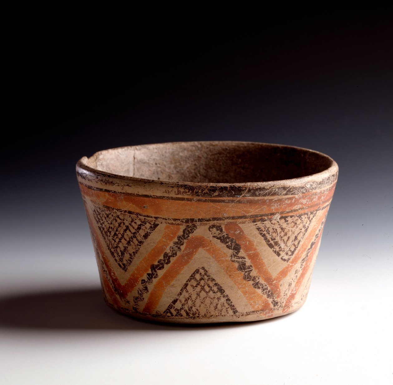 Precolombiansk kunst, Maya-sivilisasjon, klassisk periode: skjæring av polykrom leiredekor av sikksakk og trekanter. Fra Peten, Guatemala Sun. h. 10 x diam. 10,6 cm Guatemala, Museo Nazionale di Archeologia e Etnologia - førkolumbiansk kunst, Maya-sivilisa av Unbekannt