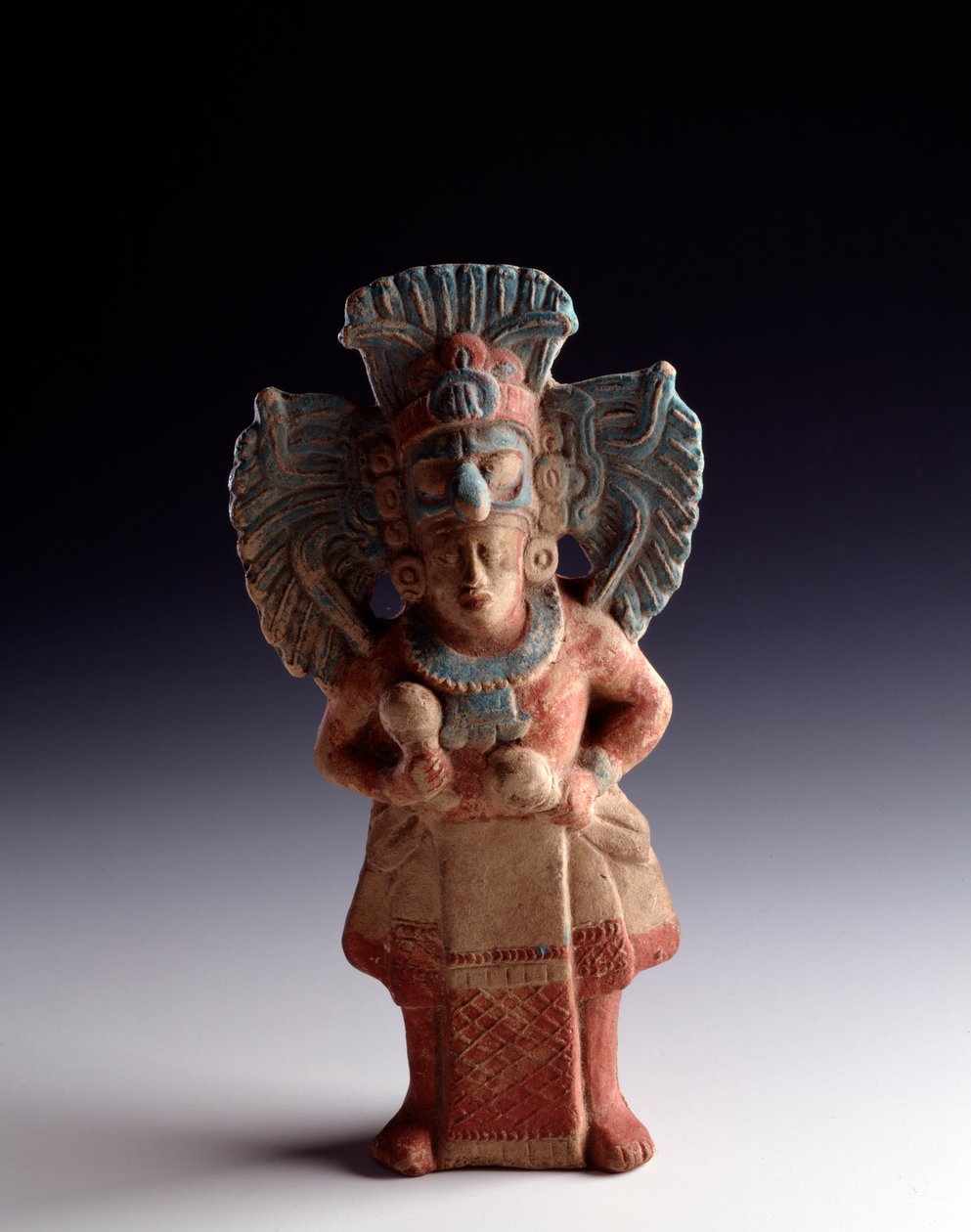 Precolombiansk kunst, Maya-sivilisasjon, sen klassisk periode: statuett av antropomorf leire som representerer en stående figur, har funksjonen som musikkinstrument. fra Nebaj, Quiche, Guatemala. Dim. 21x11 cm Guatemala, Museo Nazionale di Archeologia e av Unbekannt