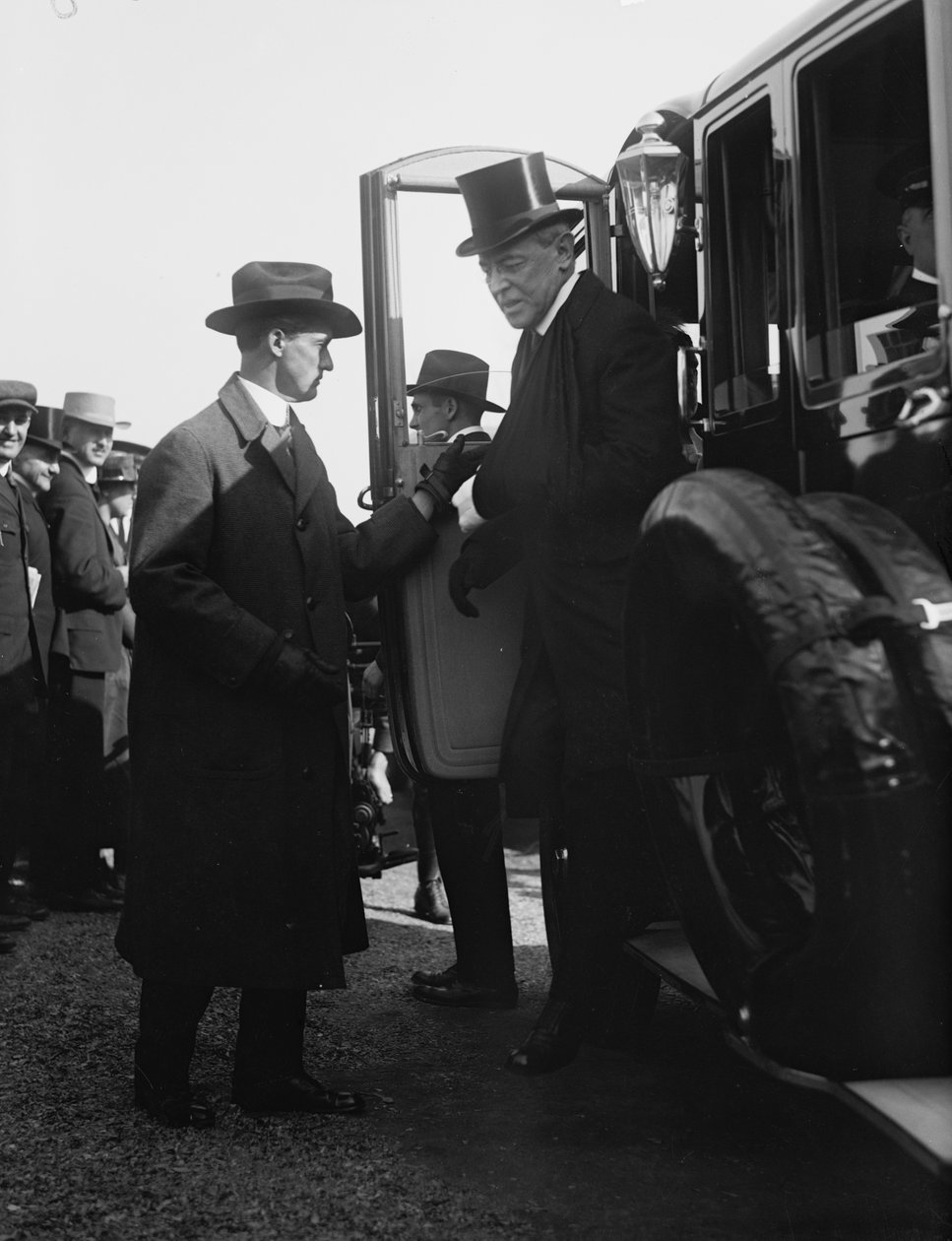President Woodrow Wilson går av en bil. Washington, DC, ca. 1918. Foto av (s/hvitt foto) av Benjamin Baud