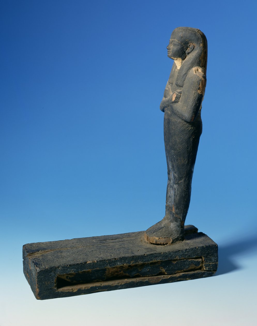 Ptah-Sokar-Osiris-figur med tredelt parykk og kryssede armer på en rektangulær sokkel med et rom som inneholder en del av papyrus (se 83304), egyptisk, 21.-22. dynasti, ca. 900 f.Kr. (tre) (for detaljer se 83306) av Unbekannt