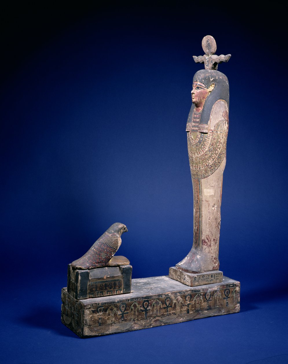 Ptah-Soker-Osiris-figur stående på en kassesokkel vendt mot en sarkofag med en Horus-falk, begravelsesobjekt, egyptisk, ptolemaisk periode, ca. 200 f.Kr. (polykromt tre) av Unbekannt
