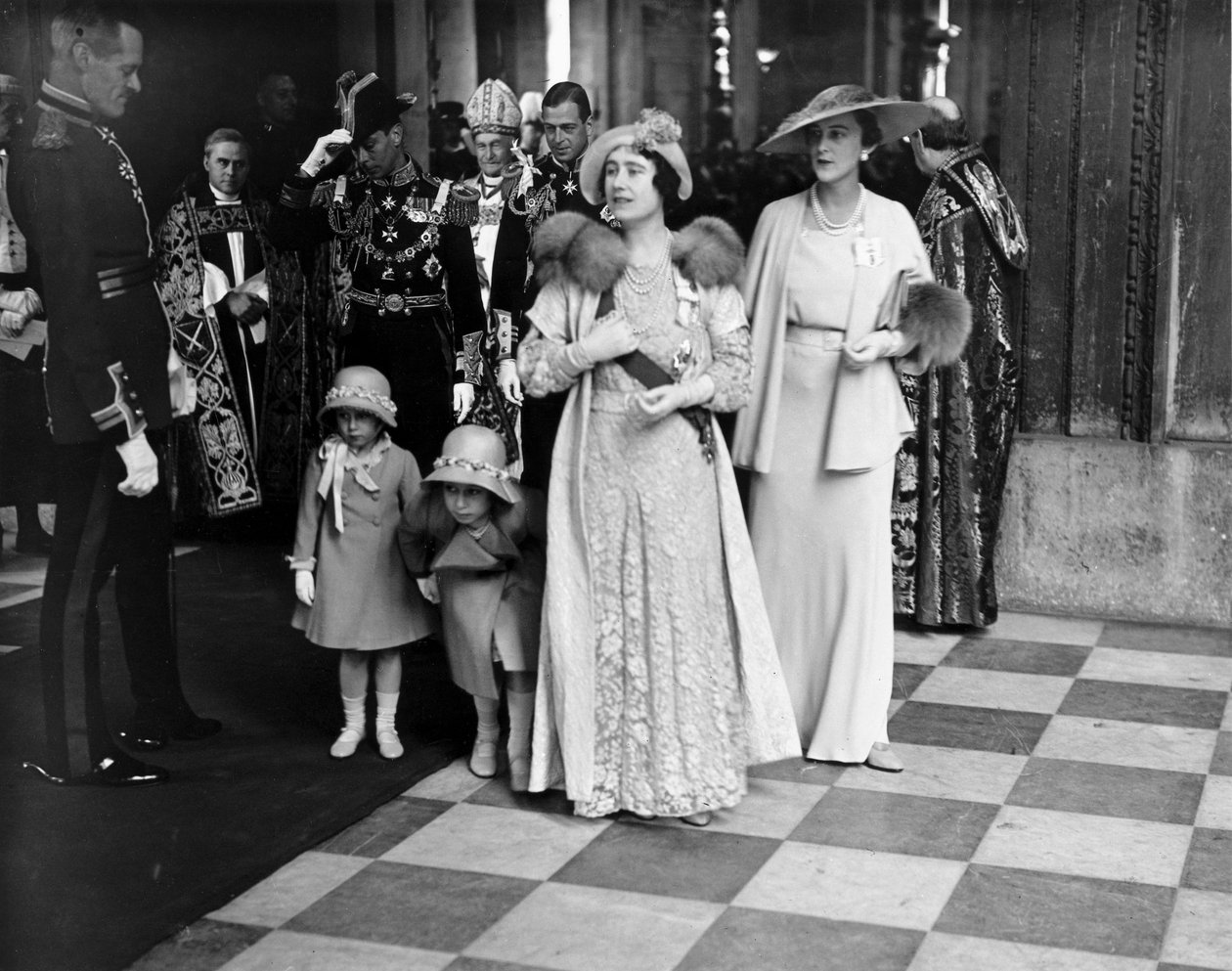 Dronning Elizabeth og prinsesser forlater St Paul's Cathedral, 6. mai 1935 av Unbekannt
