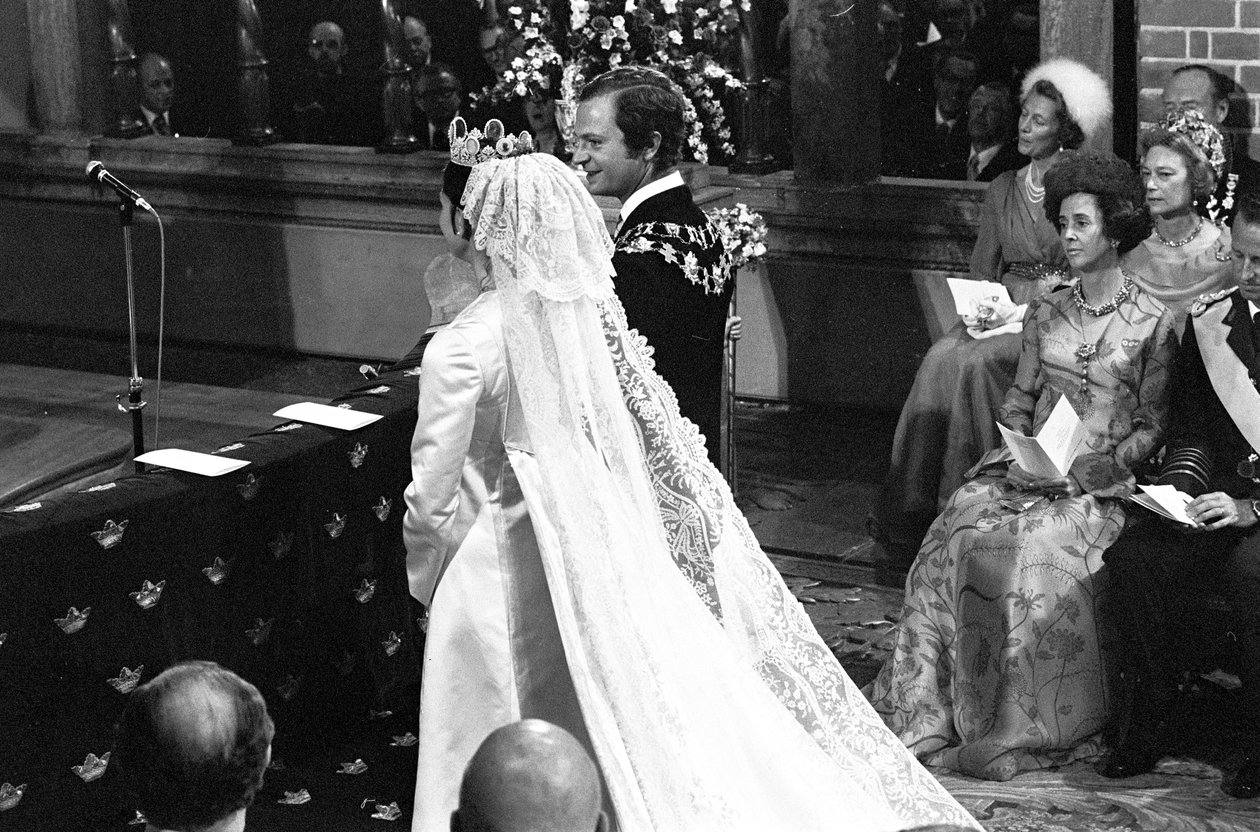 Dronning Silvia og kong Carl XVI Gustaf under bryllupsseremonien i Storkyrkan i Stockholm av Unbekannter Künstler