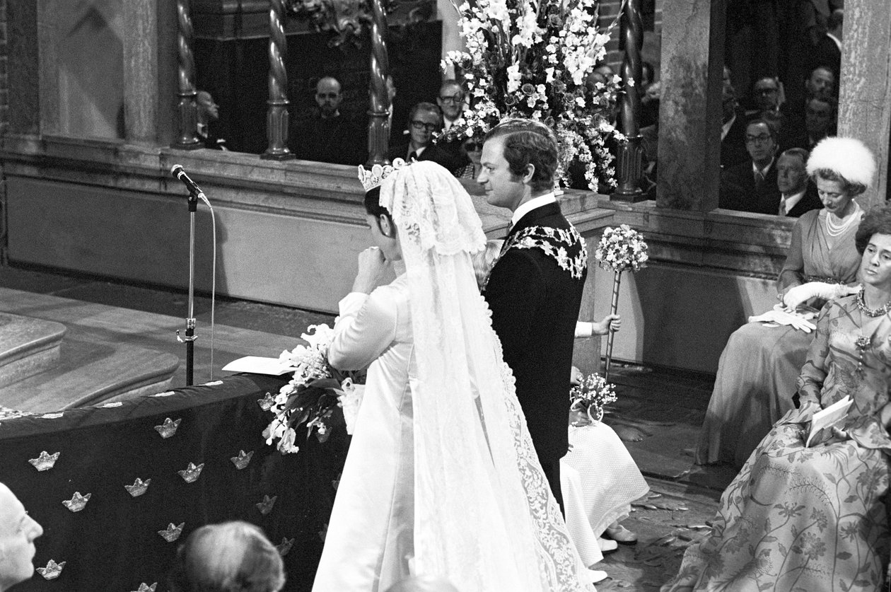 Dronning Silvia og kong Carl XVI Gustaf under bryllupsseremonien i Storkyrkan i Stockholm av Unbekannter Künstler