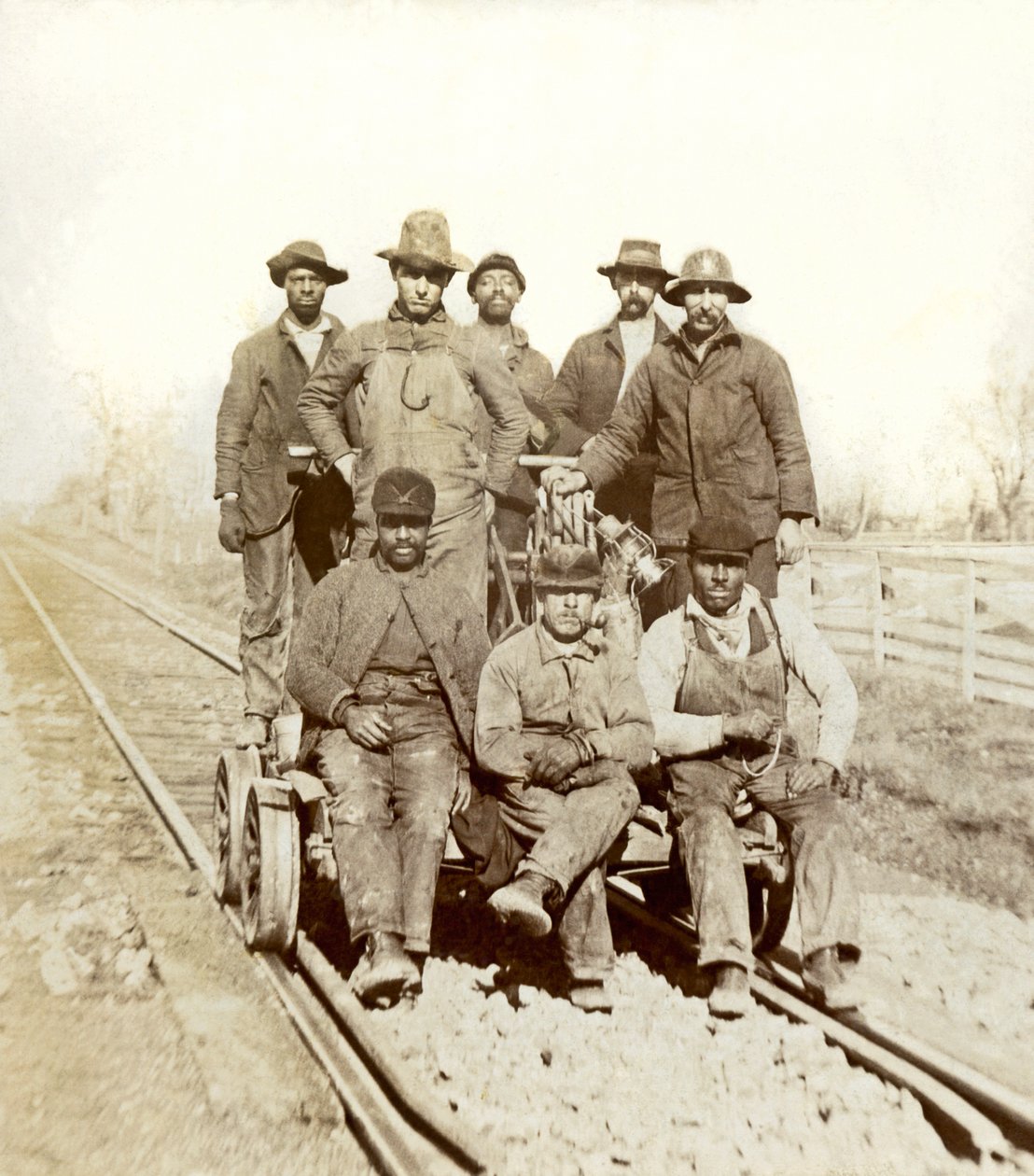 Railroad Workers, Gallatin, Tennessee, ca. 1895 (s/hvitt-bilde) av William M. Timlin