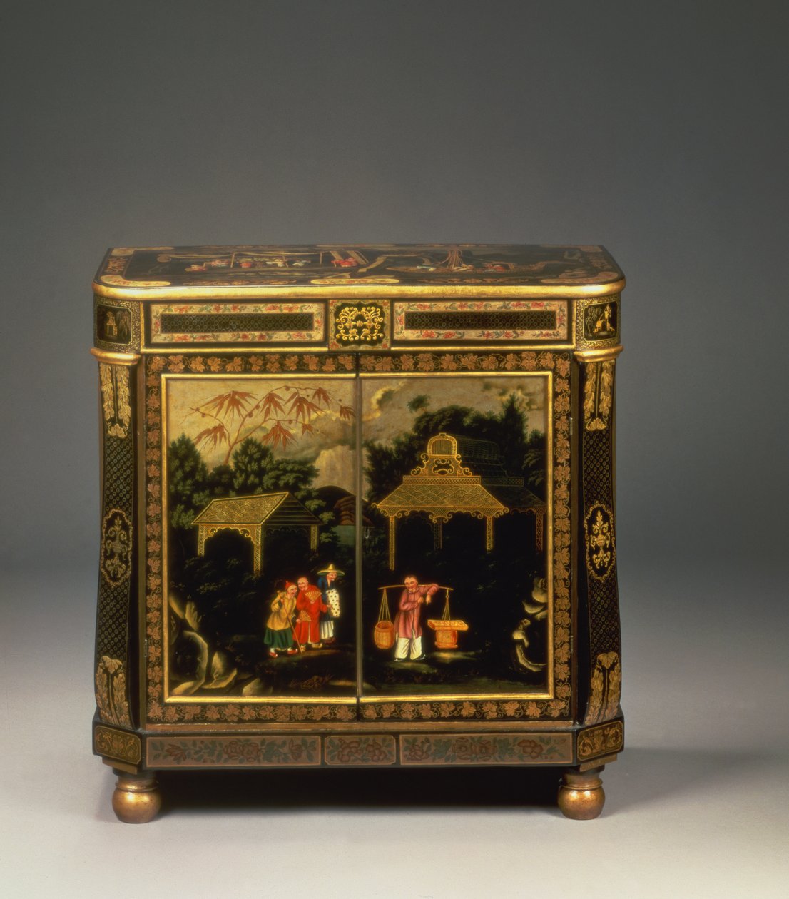 Regency tole peinte svart japansk sideskap, som viser inngangsdører malt med figurer av kjøpmenn i et landskap, sjelden, ca. 1815 (japannert tinn) (se også 66992) av Unbekannt