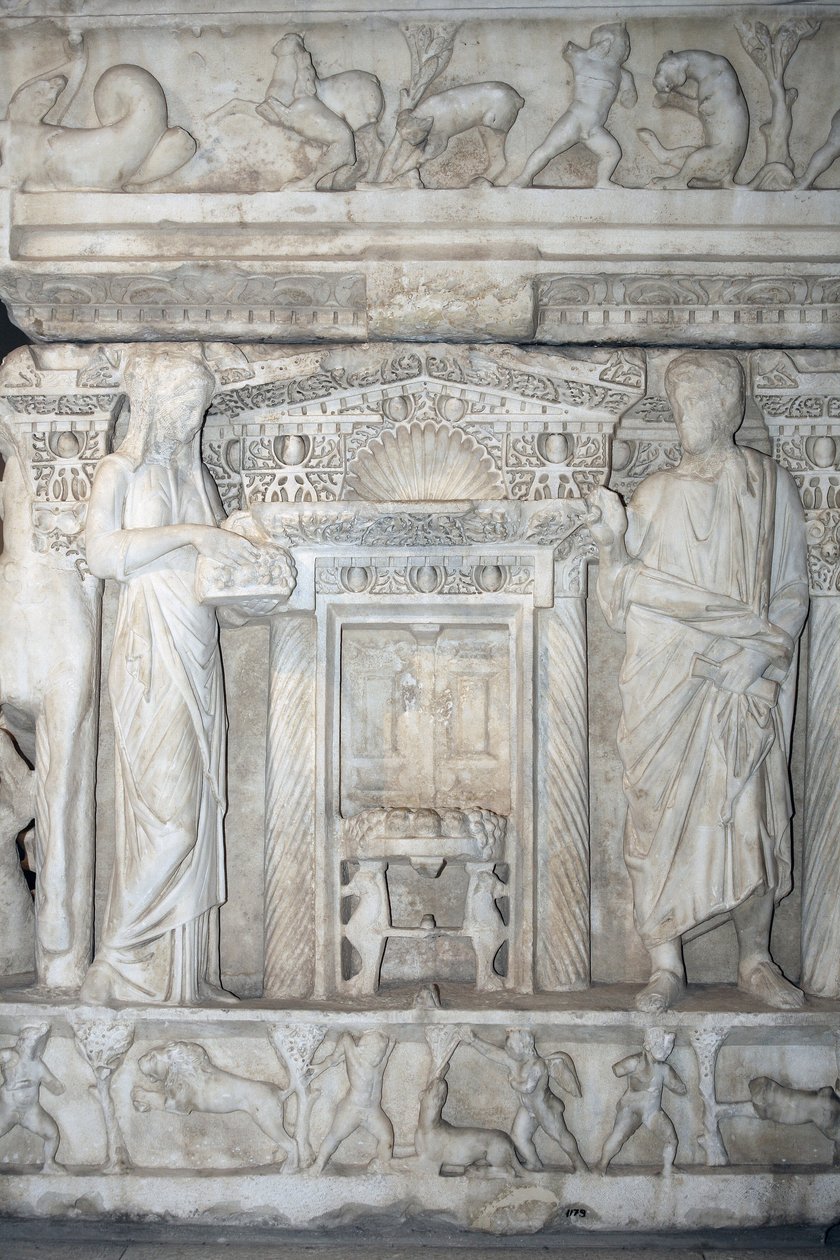 Relieff på romersk sarkofag Sidamara type/Istanbul Museum/Tyrkia av William M. Timlin