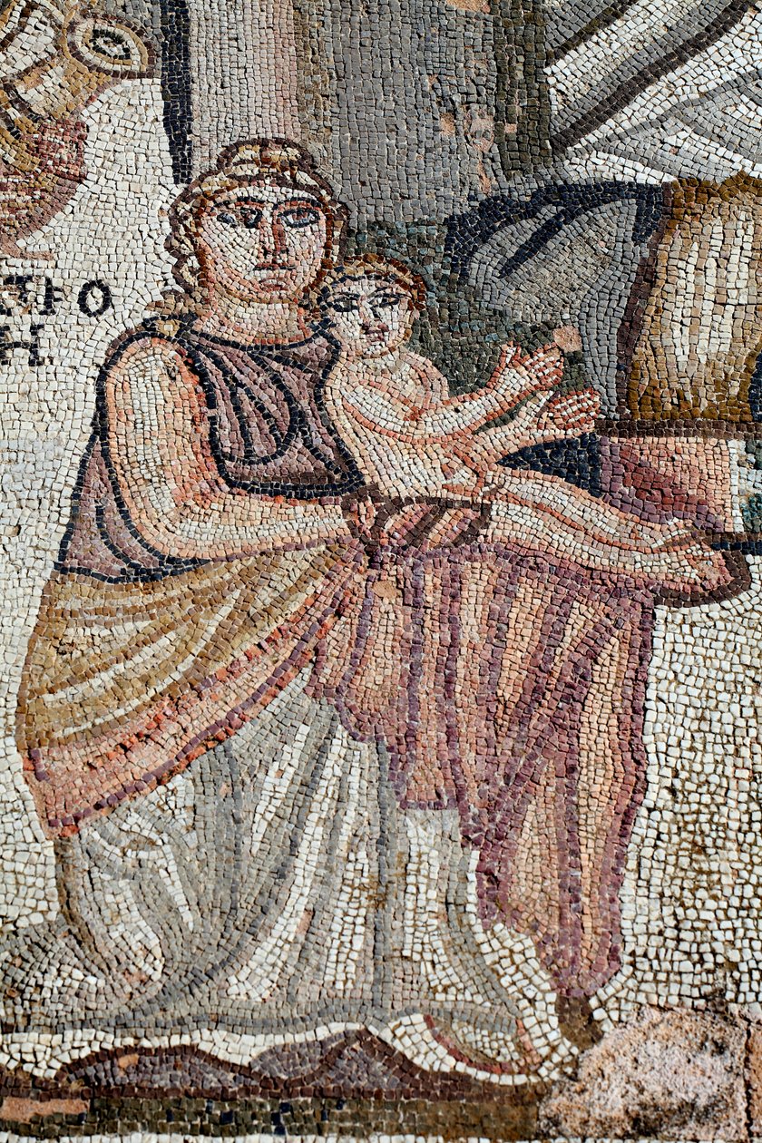 Representasjon av den nyfødte Achilles med sykepleieren hans, Anatrophe - Detalj fra panelet som representerer det første badet til Achilles - Paphos Mosaics, villaen til tesus 5. århundre e.Kr. - Kypros - Achilles nouveau ne avec sa nourrice, Anatrophe -  av Unbekannt