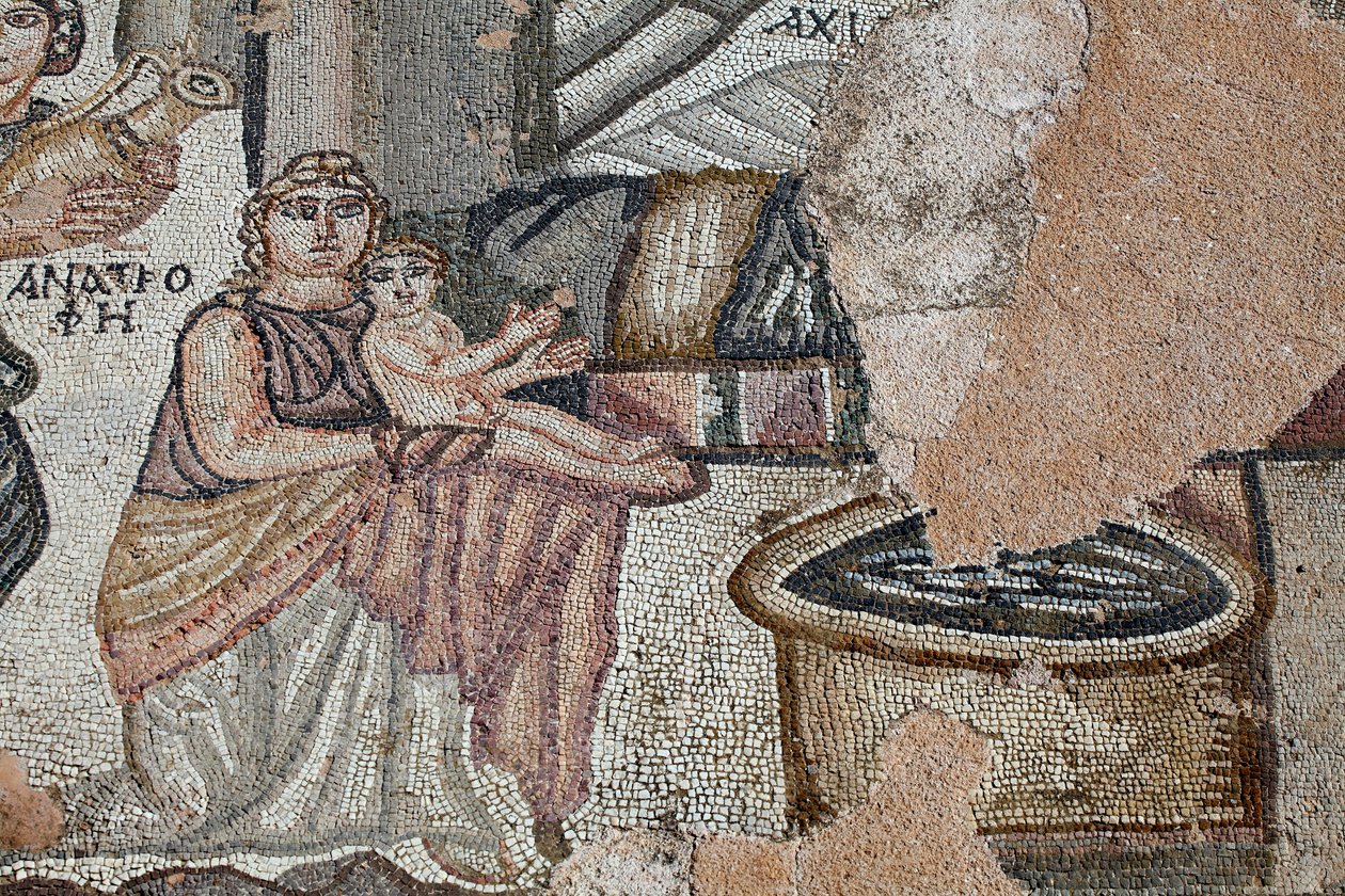 Representasjon av den nyfødte Akilles med sykepleieren Anatrophe og Ambrosia, symbol på gudens mat og udødelighet, som bringer vann i en gyllen krukke - Detalj fra panelet som representerer det første badet til Achilles - Paphos Mosaics, Villa of Theseus,  av Unbekannt