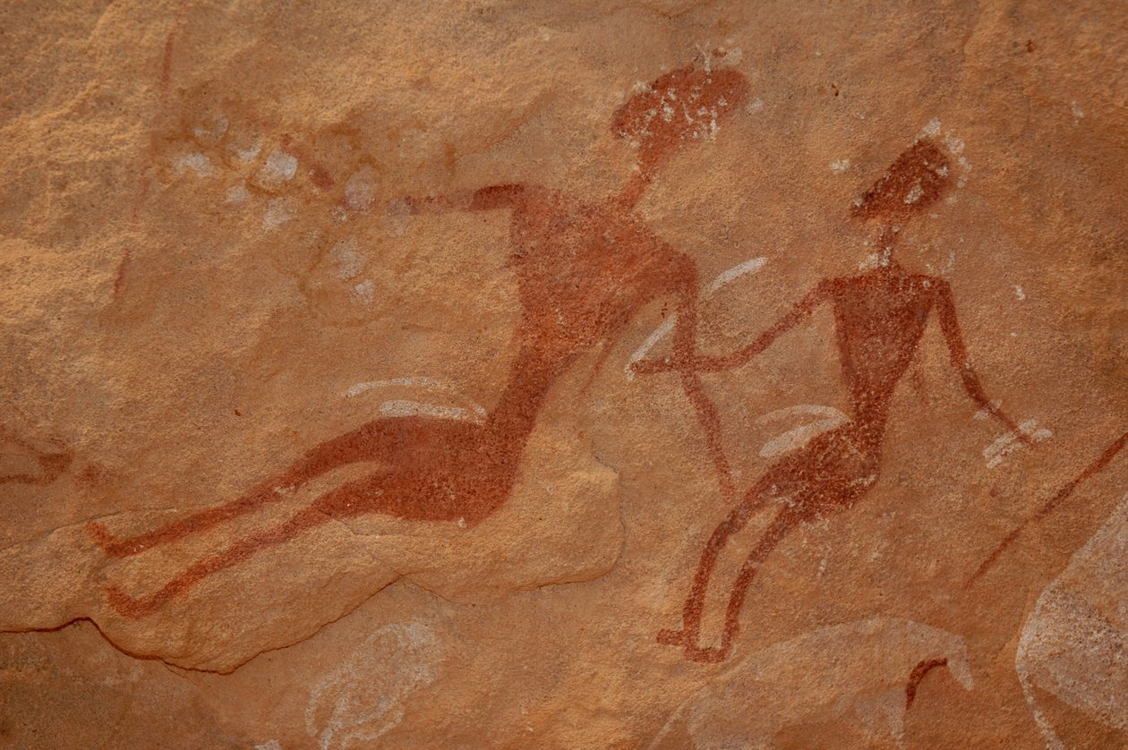Bergkunst, forhistorie: Detalj av et bergmaleri av to karakterer i et utsmykket ly, i Uweinat-massivet, Egypt. (Periode fra 8000 til 3000 år f.Kr.). Fotografering av Unbekannt